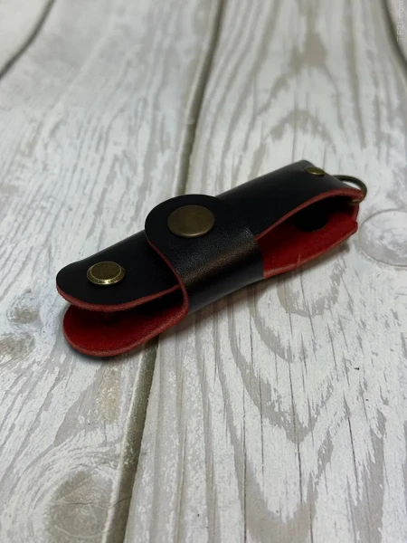 Ключница кожаная KeyCase M Чёрно-красный бархат