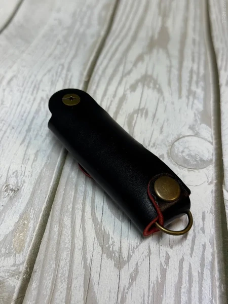 Ключница кожаная KeyCase M Чёрно-красный бархат