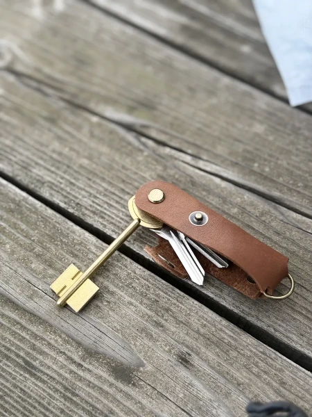 Ключница кожаная KeyCase M Шоколадно-коричневая