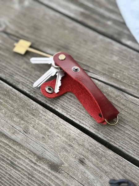 Ключница кожаная KeyCase ML Красно-пурпурная 