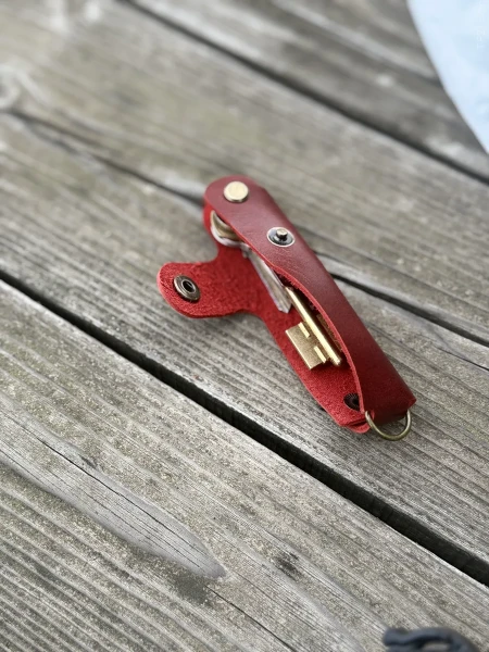 Ключница кожаная KeyCase ML Красно-пурпурная 