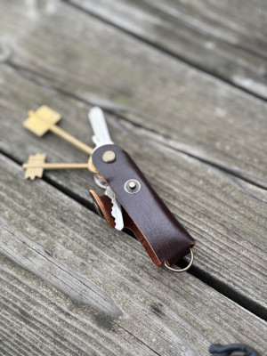 KeyCase Ключница карманная, M, коричневая, на винте