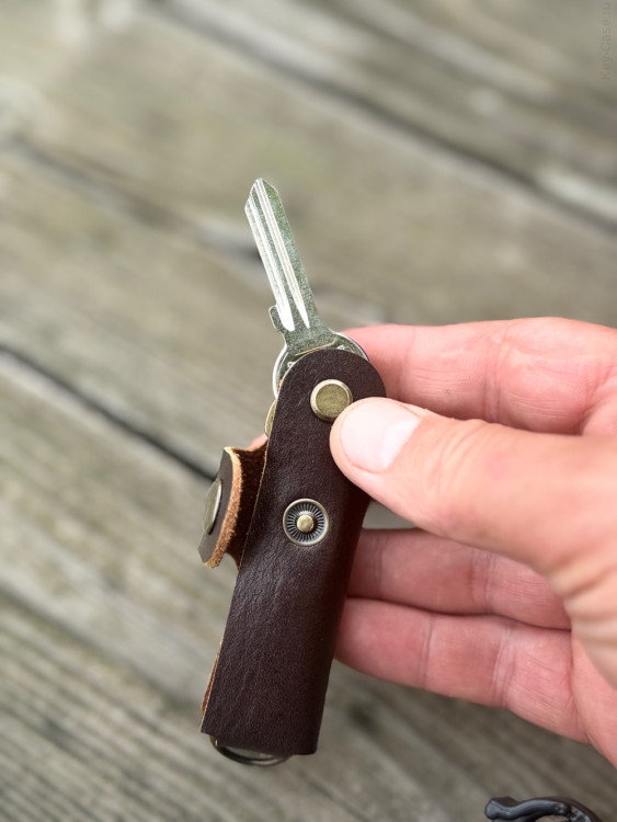 KeyCase Ключница карманная, M, коричневая, на винте