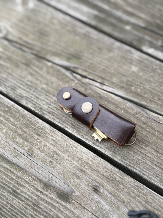 KeyCase Ключница карманная, M, коричневая, на винте