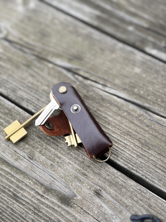 KeyCase Ключница карманная, M, коричневая, на винте