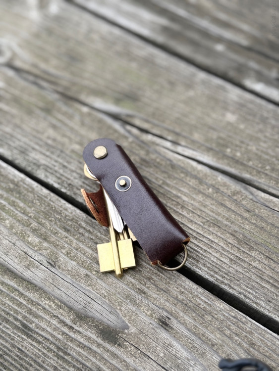 KeyCase Ключница карманная, M, коричневая, на винте