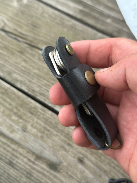 KeyCase Ключница карманная, M, черная, на винте