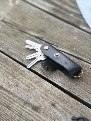 KeyCase Ключница карманная, M, черная, на винте