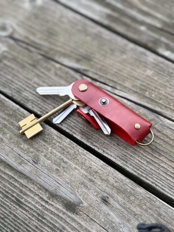 KeyCase Ключница карманная, M, красная, на винте