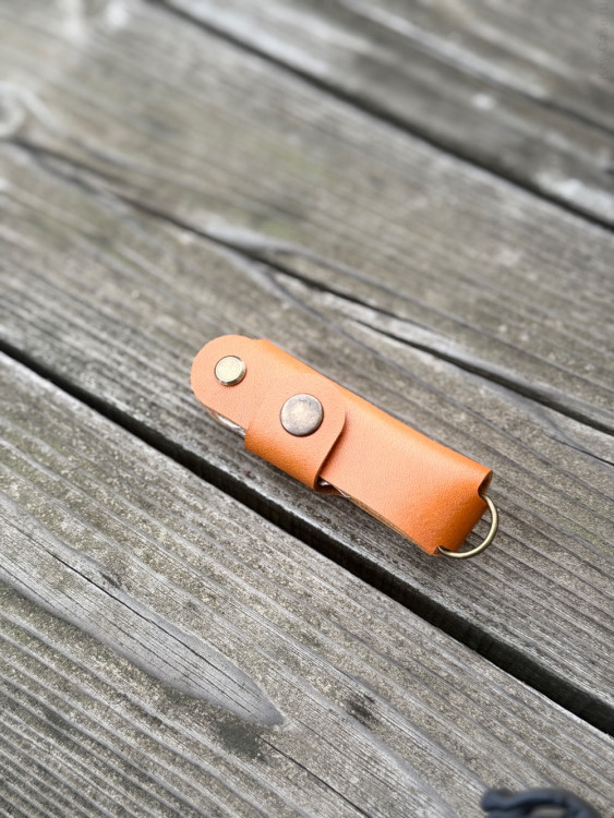 KeyCase Ключница карманная, M, янтарная, на винте