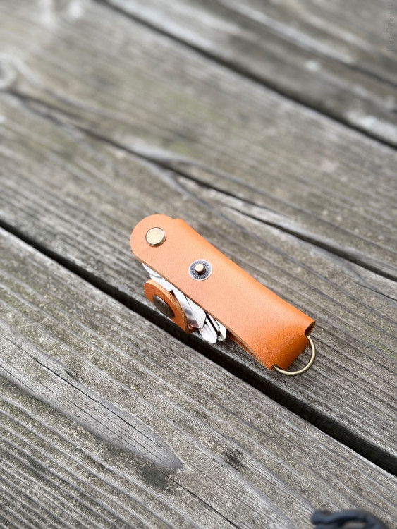 KeyCase Ключница карманная, M, янтарная, на винте