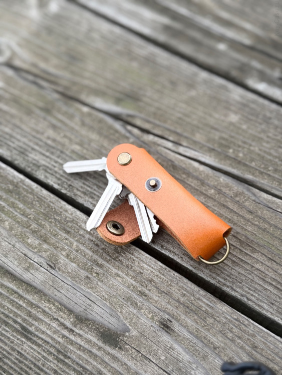 KeyCase Ключница карманная, M, янтарная, на винте