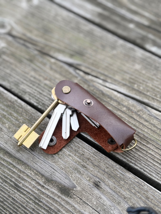 KeyCase Ключница карманная, L, коричневая, на винте