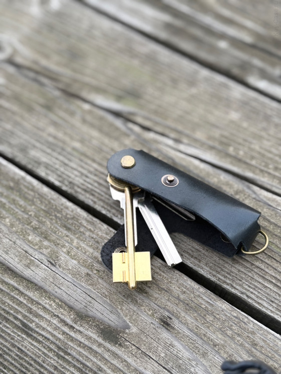 KeyCase Ключница карманная, L, черная, на винте