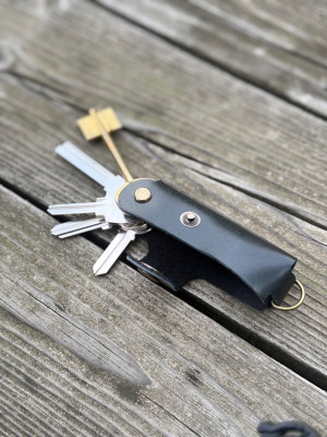 KeyCase Ключница карманная, L, черная, на винте