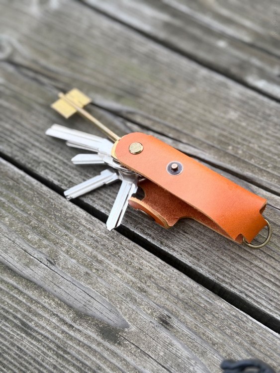 KeyCase Ключница карманная, L, янтарь, на винте