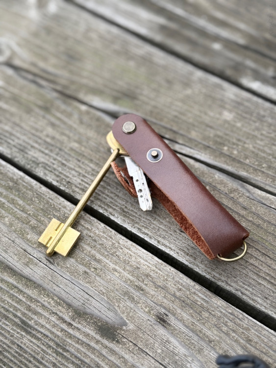 KeyCase Ключница карманная, ML, коричневая, на винте