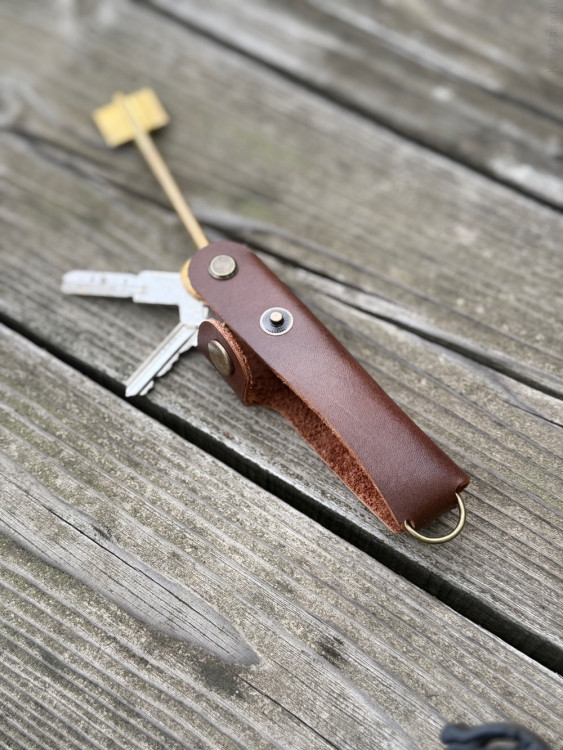 KeyCase Ключница карманная, ML, коричневая, на винте