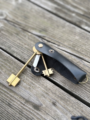 KeyCase Ключница карманная, ML, черная, на винте