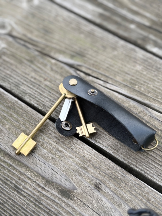 KeyCase Ключница карманная, ML, черная, на винте