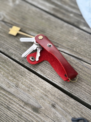 KeyCase Ключница карманная, ML, красная, на винте